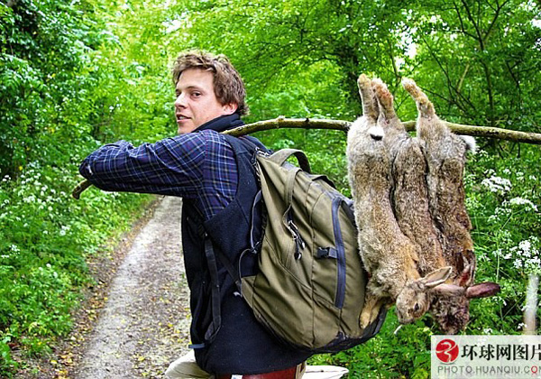 Nick Weston, 28, who lost his job due to the current financial crisis, built and lived in a treehouse in the woods of southern England, foraging for food, for six months. [huanqiu.com]