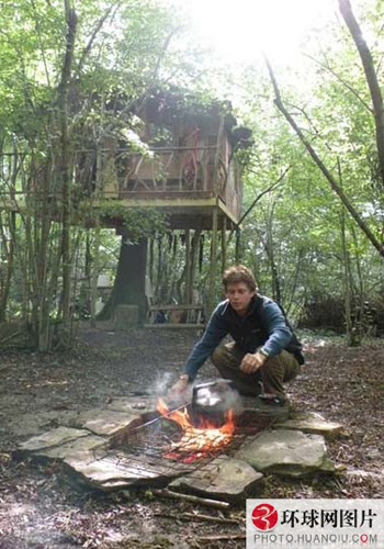 Nick Weston, 28, who lost his job due to the current financial crisis, built and lived in a treehouse in the woods of southern England, foraging for food, for six months. [huanqiu.com]