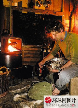 Nick Weston, 28, who lost his job due to the current financial crisis, built and lived in a treehouse in the woods of southern England, foraging for food, for six months. [huanqiu.com]