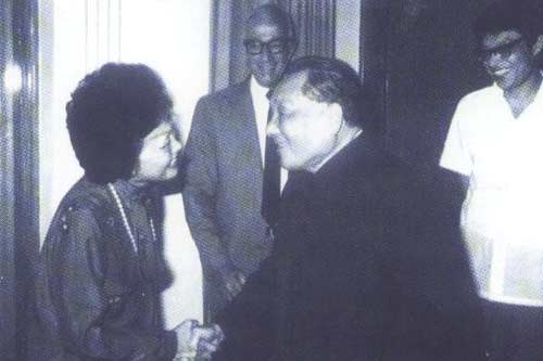 Deng Xiaoping meets with Ms. Anna Chan Chennault in China in 1980. [Photo courtesy of nywcfped.com] 1980年，邓小平接见来到中国的陈香梅。