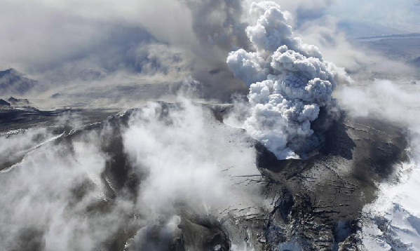 Steam and ash float out to the northern Atlantic from an erupting volcano near Eyjafjallajokull, Iceland April 19, 2010. [China Daily]