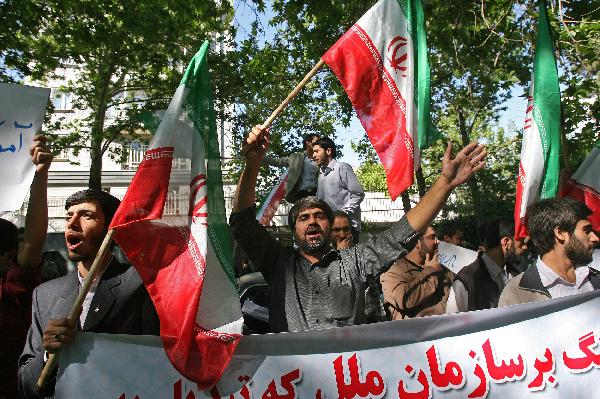 Iranian students take part in a protest demanding the United Nations to adopt a strong stance against the United States' recent nuclear threats against Iran, in front of the UN office in Tehran, capital of Iran, April 20, 2010. [Ahmad Halabisaz/Xinhua] 