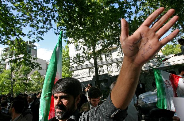 Iranian students take part in a protest demanding the United Nations to adopt a strong stance against the United States' recent nuclear threats against Iran, in front of the UN office in Tehran, capital of Iran, April 20, 2010. [Ahmad Halabisaz/Xinhua]