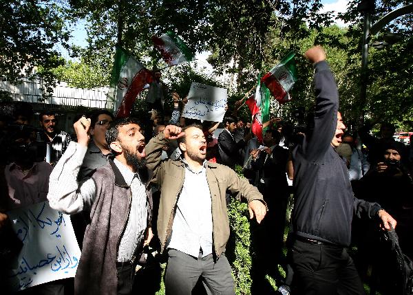 Iranian students take part in a protest demanding the United Nations to adopt a strong stance against the United States' recent nuclear threats against Iran, in front of the UN office in Tehran, capital of Iran, April 20, 2010.[Ahmad Halabisaz/Xinhua]