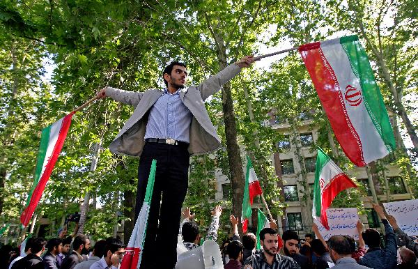 Iranian students take part in a protest demanding the United Nations to adopt a strong stance against the United States' recent nuclear threats against Iran, in front of the UN office in Tehran, capital of Iran, April 20, 2010.[Ahmad Halabisaz/Xinhua]