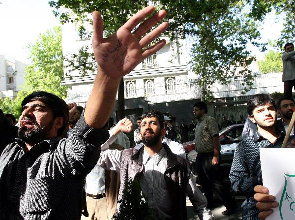 Iranian students take part in a protest demanding the United Nations to adopt a strong stance against the United States' recent nuclear threats against Iran, in front of the UN office in Tehran, capital of Iran, April 20, 2010. [Ahmad Halabisaz/Xinhua]