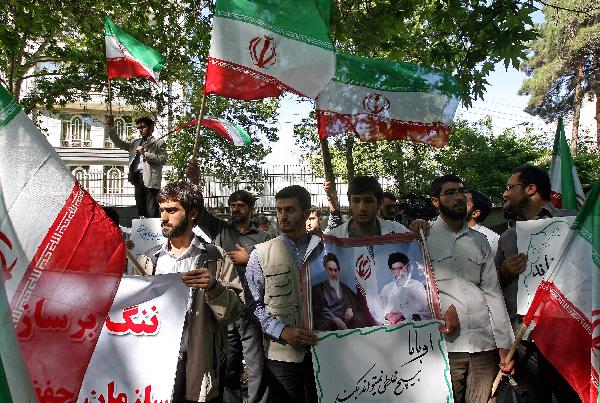 Iranian students take part in a protest demanding the United Nations to adopt a strong stance against the United States' recent nuclear threats against Iran, in front of the UN office in Tehran, capital of Iran, April 20, 2010.[Ahmad Halabisaz/Xinhua]