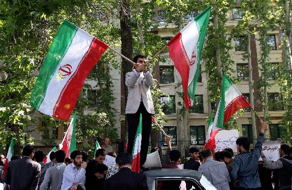 Iranian students take part in a protest demanding the United Nations to adopt a strong stance against the United States' recent nuclear threats against Iran, in front of the UN office in Tehran, capital of Iran, April 20, 2010..[Ahmad Halabisaz/Xinhua]