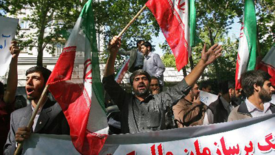 Iranian students protest U.S. nuclear policies against Tehran