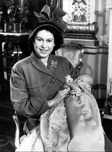 British Queen Elizabeth II (L) and newborn Charles at christening of the young prince in Buckingham Palace, UK. The photo was taken on December 15, 1948. Prince Charles was born on November 14, 1948. [bbs.huanqiu.com]