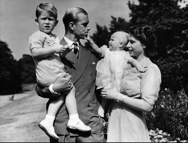 British Queen Elizabeth II with her families. The baby girl in her arms is Anne, Princess Royal, the only daughter of Queen Elizabeth II. The photo was taken in August, 1951.[bbs.huanqiu.com]