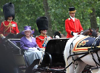 Tens of thousands of people gathered in central London on Saturday for the official celebrations to mark the 80th birthday of British Queen Elizabeth II.