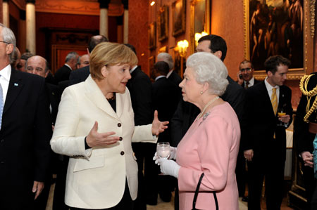 British Queen Elizabeth II (R Front) talks with German Chancellor Angela Merkel during a reception hosted by the queen for leaders of the Group of 20 Countries (G20) at Buckingham Palace in London April 1, 2009. [Xinhua]