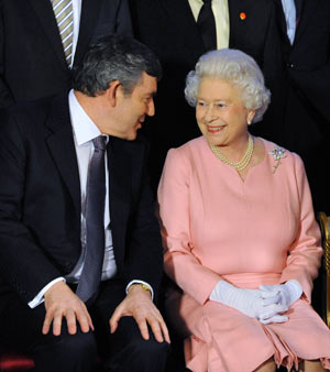 Britain&apos;s Prime Minister Gordon Brown talks with Britain&apos;s Queen Elizabeth during a group photograph of G20 leaders at Buckingham Palace in London April 1, 2009.[Xinhua]