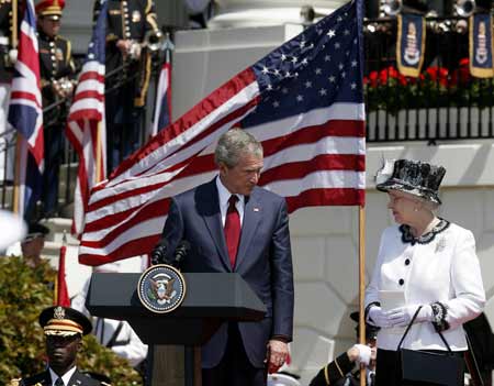 Britain&apos;s Queen Elizabeth II and U.S. President George W. Bush take part in a state arrival ceremony at the White House in Washington May 7, 2007.[Xinhua]