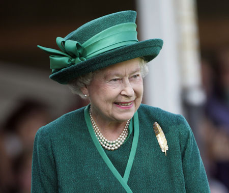 Britain&apos;s Queen Elizabeth gestures as she arrives at the annual Braemar Royal Highland Gathering in the Grampian Highlands of Scotland Sept. 1, 2007.[Xinhua]