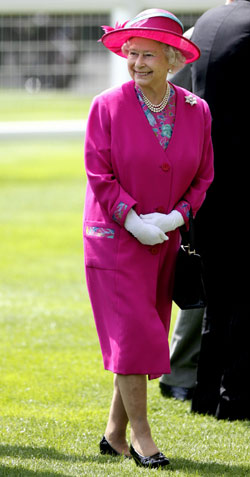 Britain&apos;s Queen Elizabeth arrives at the Parade Ring for the start of Royal Ascot race meeting in Berkshire, southern England, June 19, 2007. 