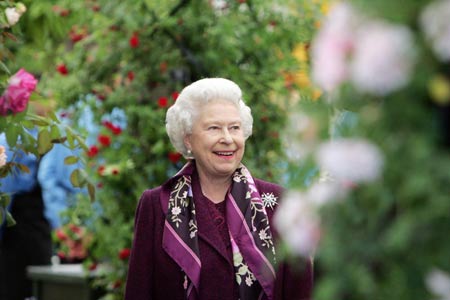 Britain&apos;s Queen Elizabeth visits the annual Chelsea Flower show in London May 22, 2006. The show opened on Monday and runs until May 27. Picture taken May 22, 2006.[Xinhua]