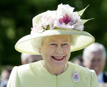 Britain&apos;s Queen Elizabeth II smiles during a visit to the Goddard Space Flight Center in Greenbelt, Maryland, May 8 , 2007. 