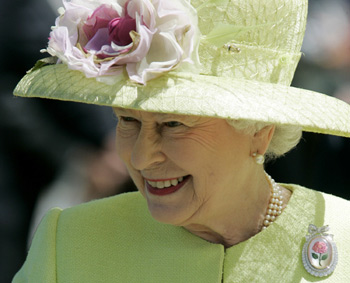 Queen Elizabeth greets employees outside the NASA Goddard Space Flight Center visitor&apos;s center in Greenbelt, Maryland May 8, 2007. 