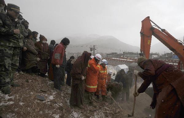 Rescuers search for possible survivors in snow in the quake-hit Gyegu Town of Yushu County, northwest China's Qinghai Province, April 20, 2010. The quake-jolted area in Qinghai was attacked by a hailstorm Tuesday, which hampered the disaster relief efforts. 