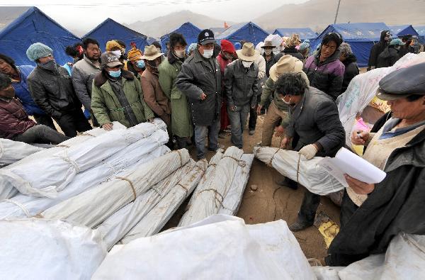 Quake victims receive quake-relief tents in Yushu County, northwest China's Qinghai Province, April 20, 2010. Civil administration departments try their best these days to distribute quake-relief materials including tents, quilts and foods to ensure quake victims' daily necessities.