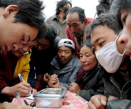 Tibetan doctors examine injuries for quake victims at a temporary shelter in Yushu prefecture of Qinghai province, April 20, 2010.