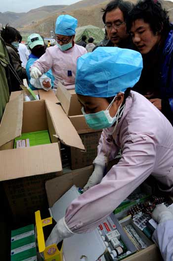 Doctors distribute Tibetan medicines to quake victims in Yushu prefecture of Qinghai province, April 20, 2010. 