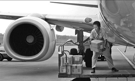 Workers unloading freight at Nanjing Lukou International Airport. [An Xin / China Daily]