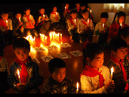 People across China light candles to mourn the Yushu earthquake dead and pray for the affected. [Xinhua]