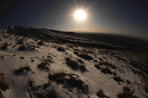 Photo taken on April 21, 2010 shows a snow scene in Dangjinshan Mountain in Dunhuang, northwest China's Gansu Province on April 21, 2010. [Xinhua/Wang Yongji]