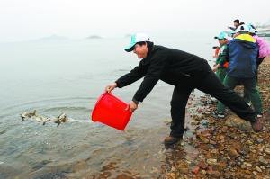 Volunteers promote water saving, environment at Miyun Reservoir [CCTV]