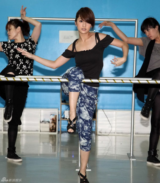 Singer Rainie Yang (center) rehearses for her forthcoming concert in Taiwan on April 20, 2010. 