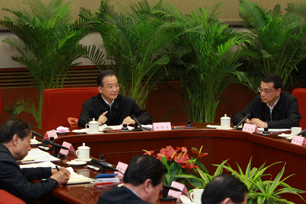 Chinese Premier Wen Jiabao (C) presides over the first meeting of the National Energy Commission of China in Beijing, April 22, 2010. Chinese Vice Premier Li Keqiang (R) also attended the meeting. (Xinhua/Pang Xinglei)