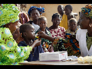 MSF uses the artemisinin based combination therapy (or ACT). These pills are the proven most effective medicine to treat malaria, killing off all infection and preventing future resistance. One ACT pill a day on three consecutive days: that is all that is needed to treat simple cases of malaria. Fatoumata gives the children their first dose straight away.  [MSF/Barbara Sigge]