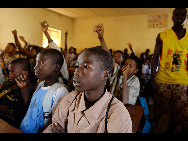 Today, Madinata is visiting a school in Kangaba. The pupils know a lot about malaria and they actively take part in a discussion on ways to protect themselves and their families from the disease. [MSF/Barbara Sigge]