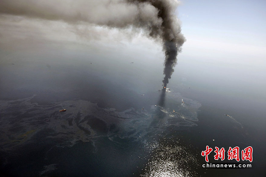 An explosion and fire on an offshore drilling platform off Louisiana's coast Wednesday leaves seven workers badly hurt and 11 missing.[Chinanews.com]