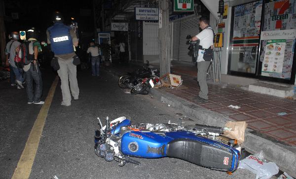 A damaged motorcycle is seen after an explosion on Silom Road in the financial district of central Bangkok,capital of Thailand,April 22,2010 .[Shi Xianzhen/Xinhua]