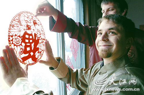Some American teachers celebrate Chinese Lunar New Year with local Chinese families in Nanchang, central China's Jiangxi Province, on January 20, 2010.