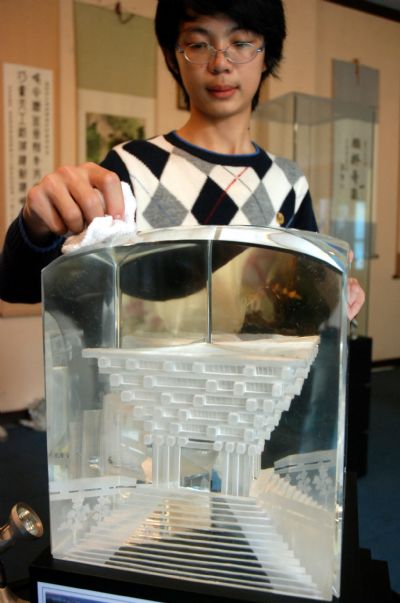 Handicraft crystal artwork on depiction of Shanghai Expo