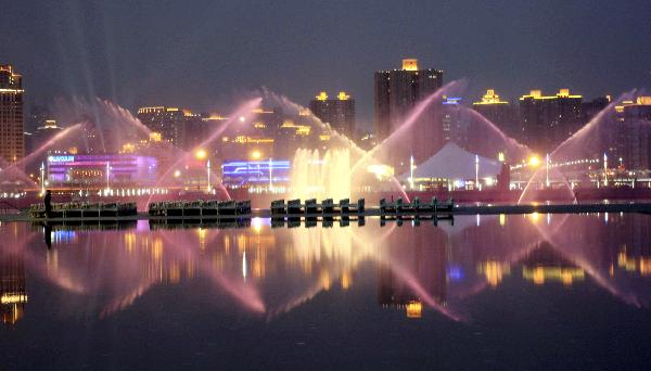 Gorgeous music fountain is performed during trial operation on the Huangpu River between the two parts of the Expo Park in Shanghai, east China, April. 22, 2010.