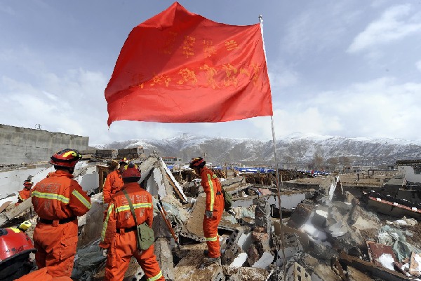 Rescuers search for possible survivors and useful articles of local people in Gyegu Town of quake-hit Tibetan Autonomous Prefecture of Yushu, northwest China's Qinghai Province, April 22, 2010. 