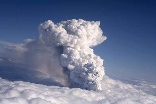 Smoke billows from a volcano in Eyjafjallajokull April 14, 2010. [China Daily]
