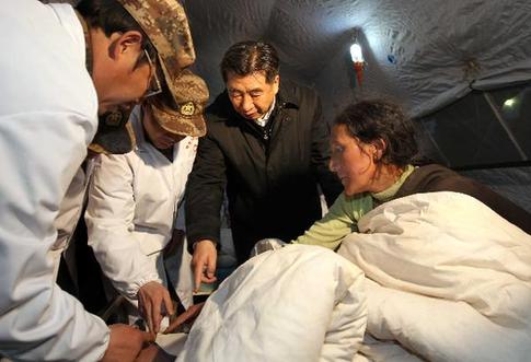 Chinese Vice Premier Hui Liangyu (2nd R) visits a woman injured in earthquake in Gyegu Town of quake-hit Tibetan Autonomous Prefecture of Yushu, northwest China's Qinghai Province, April 23, 2010. [Xinhua] 