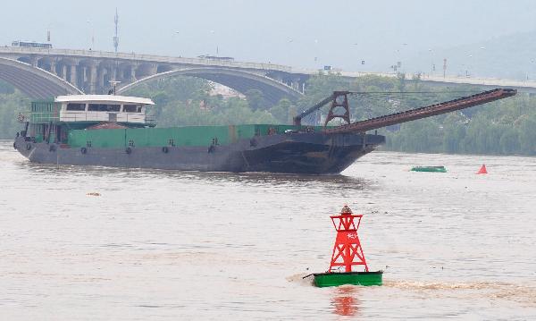 A boat is seen on the Xiangjiang River in Changsha, capital of central China's Hunan Province, April 24, 2010.