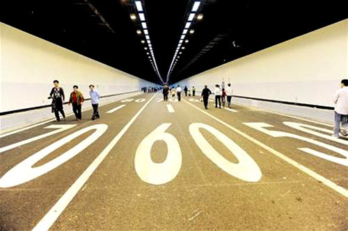 China's first undersea tunnel linking Xiamen Island and the mainland in Fujian Province was put into traffic Monday. [Photo from www.163.com]