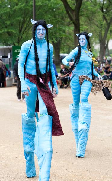 Performers dressed as the Na&apos;vis in the movie Avator walk near the concert named Climate Rally at the National Mall in Washington D.C, capital of the United States, April 25, 2010. [Zhu Wei/Xinhua]