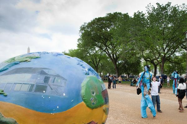 Performers dressed as the Na&apos;vis in the movie Avatar walk near the concert named Climate Rally at the National Mall in Washington D.C, capital of the United States, April 25, 2010. [Zhu Wei/Xinhua]