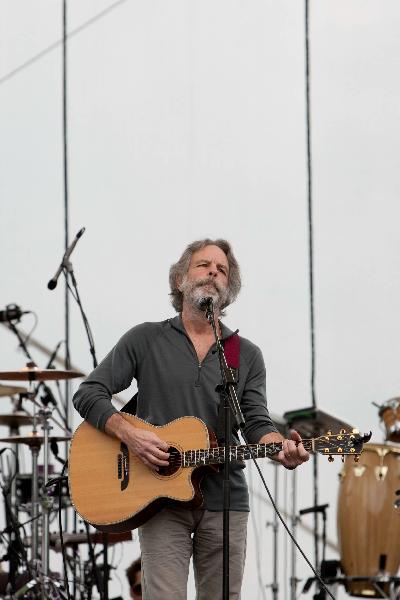 Bob Weir sings at a mass Climate Rally at the National Mall in Washington D.C, capital of the United States, April 25, 2010. [Zhu Wei/Xinhua]