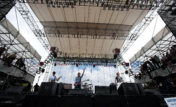 Band Honor Society perform at a mass Climate Rally at the National Mall in Washington D.C, capital of the United States, April 25, 2010. [Zhu Wei/Xinhua]